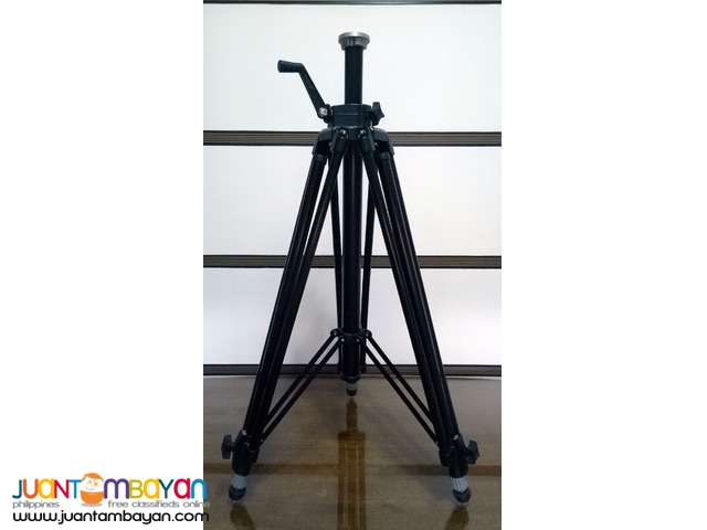 MANFROTTO 028B TRIMAN CAMERA TRIPOD WITH GEARED CENTER COLUMN