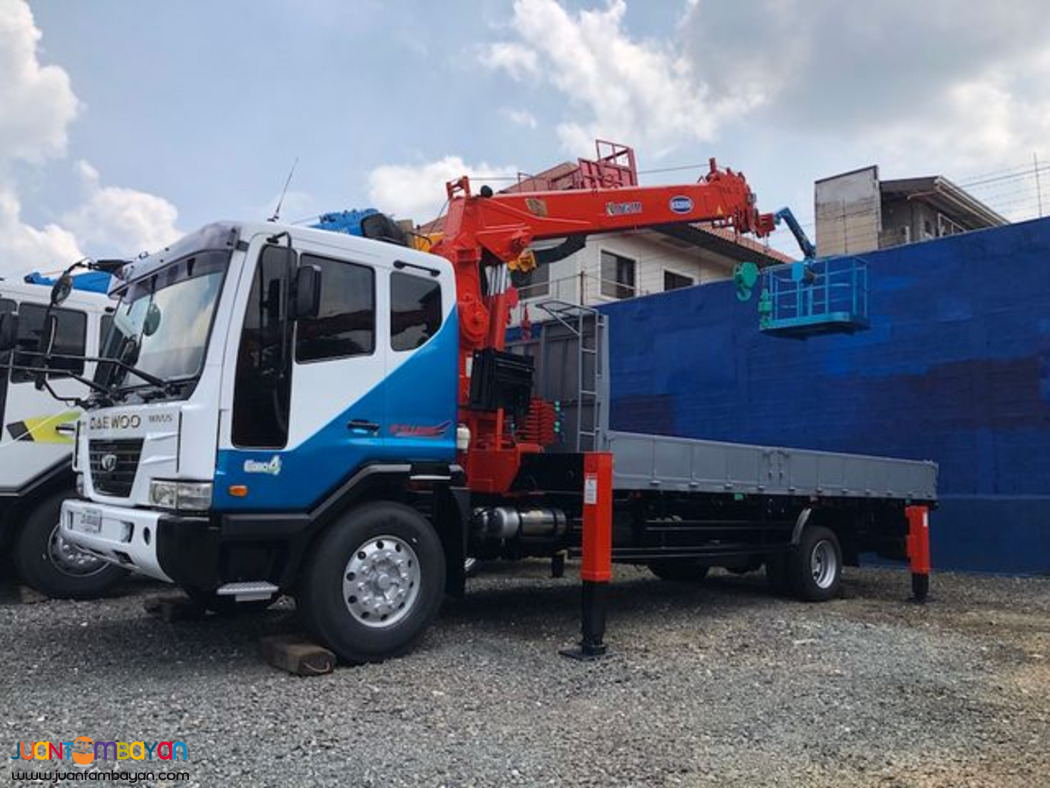 Boom truck with manlift