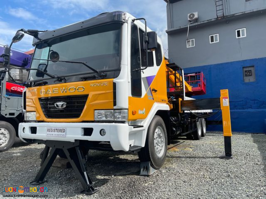 10 wheeler boom truck with 7 tons crane