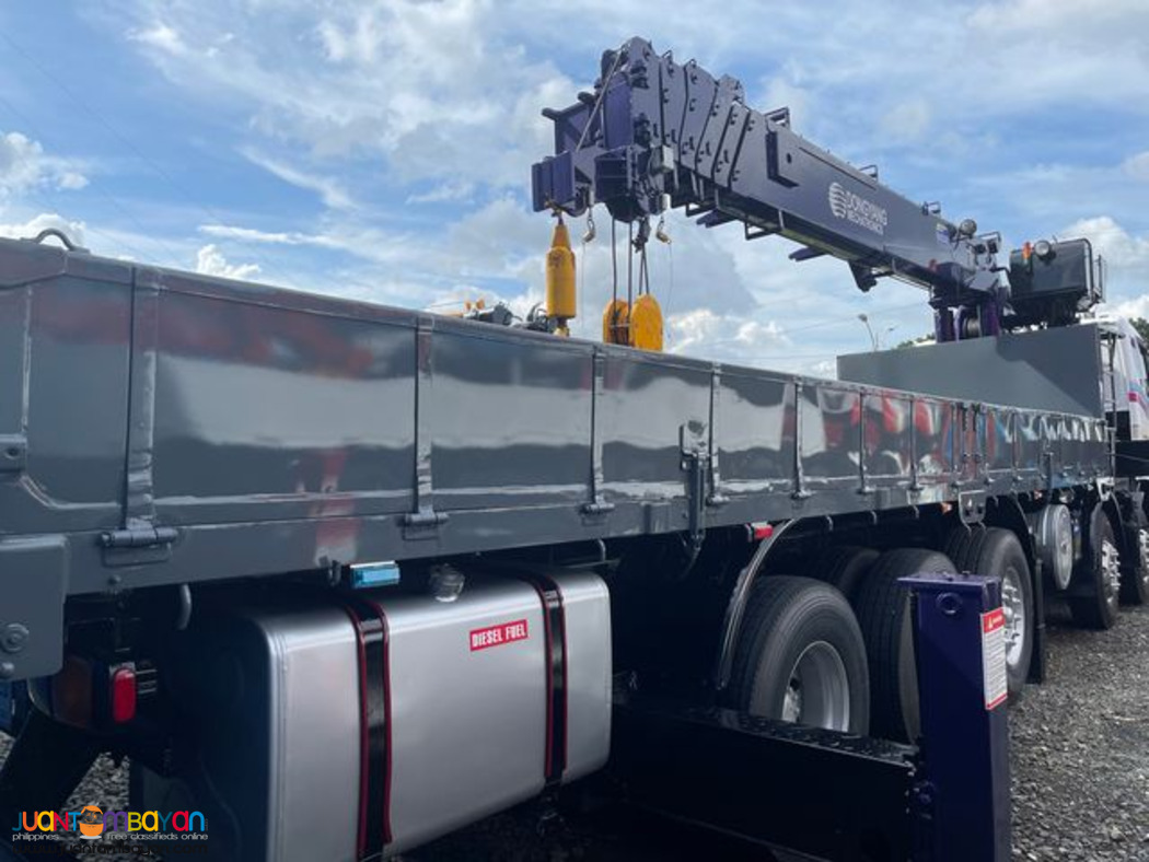 Boom truck with 15 tons crane