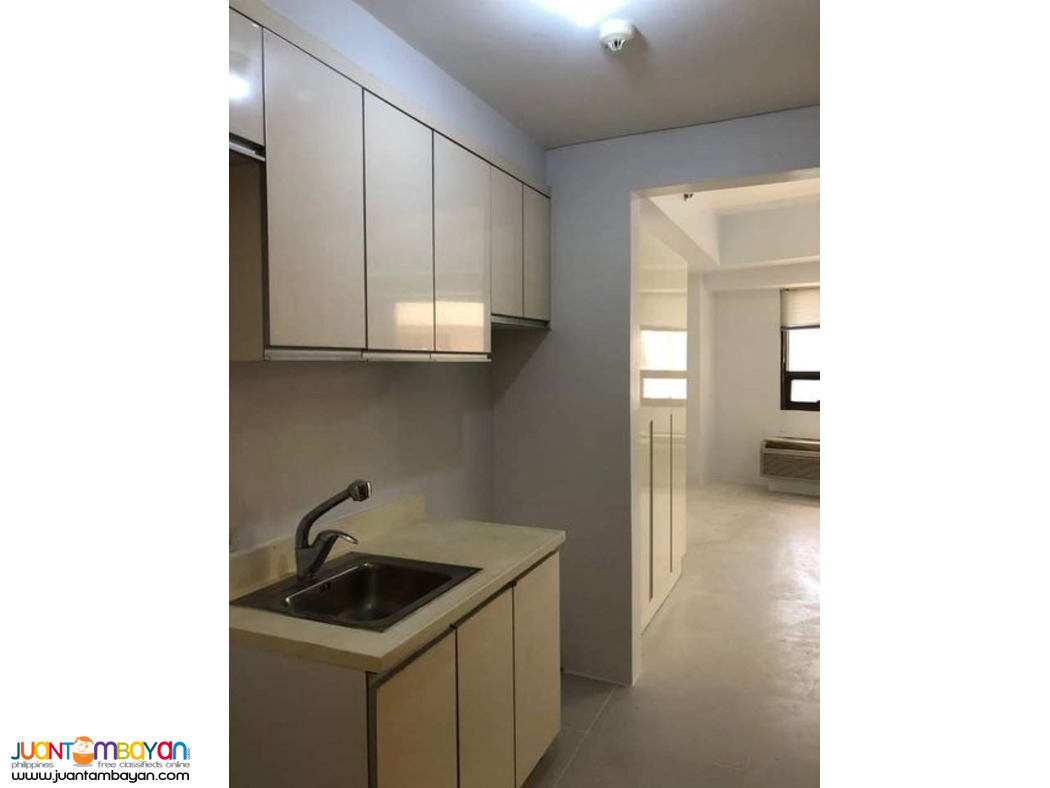 Taguig BGC Studio unit w/ 1 parking for sale at Icon Tower